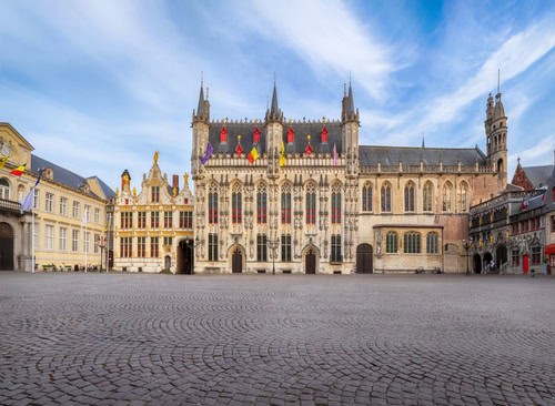 Weitwinkelaufnahme des historischen Rathauses in Brügge
