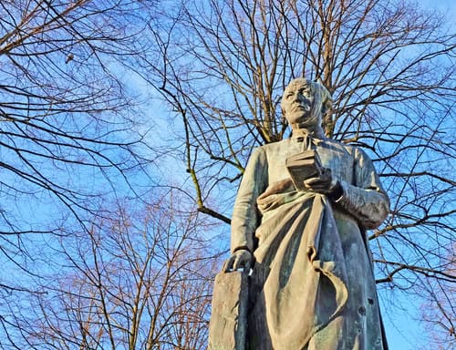 Statur vom Dichter Guido Gezelle im winterlichen Brügge